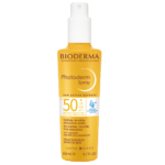 Bioderma - PHOTODERM MAX - Spray Spf 50+, 200 ml se présente dans un flacon jaune vif avec un bouchon blanc, offrant 200 ml de protection pour les peaux sensibles.