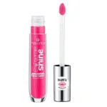 Tube ouvert de brillant à lèvres Shine Shine Shine After Dark Pink d'Essence Cosmetics avec un applicateur baguette et le texte « Shine Shine » sur le capuchon.