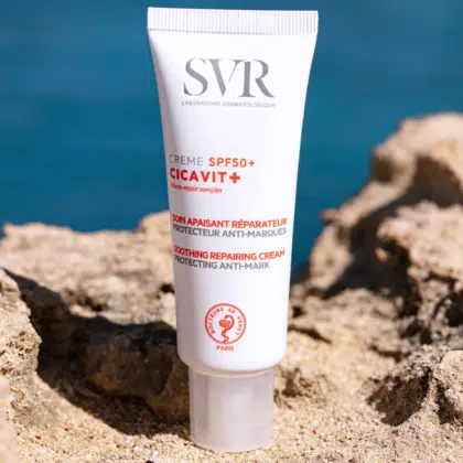 Tube de Svr Cicavit+ Crème Soin Apaisant Réparateur Protecteur Anti-marques Spf50+ 40 ml sur fond rocheux ensoleillé. dakar, Sénégal