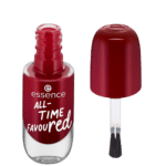 Flacon de vernis à ongles rouge étiqueté "Essence Cosmetics Vernis à Ongles 14 All-Time Favorisé 8 ml" à côté de son bouchon ouvert avec un pinceau.