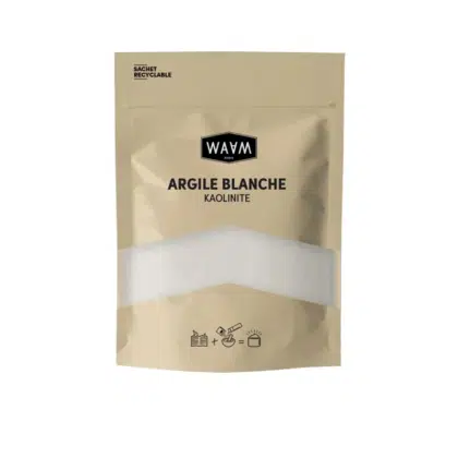 Un sachet beige étiqueté « Waam Argile Blanche Kaolinite Adoucissant Detoxifiant Absorbant 150 g » avec des icônes indiquant qu'il est recyclable et destiné aux soins de la peau.