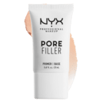 Un tube blanc de NYX Professional Makeup Primer Base de Teint Lissante Pore Filler 20 ml d'Univers Cosmetix, avec un échantillon de produit derrière.