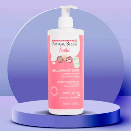 **Chateau Rouge Bébé Gel Lavant Doux 2 en 1 Corps Et Cheveux Flacon de 500 ml avec pompe, disposé sur une plateforme circulaire sur fond dégradé.** dakar, Sénégal