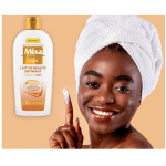 Personne souriante avec une serviette sur la tête tenant de la lotion, avec en arrière-plan une bouteille Mixa Lait Éclat Beauté Satinant Corps 250 ml, incarnant la réputation de qualité qui fait la renommée de Mixa.