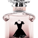 Un flacon de parfum de « GUERLAIN La Petite Robe Noire Eau de Parfum pour femme 30 ml », disponible en exclusivité chez Univers Cosmetix à Dakar, présente sur l'étiquette la silhouette d'une robe noire.