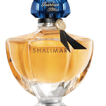 Un flacon de GUERLAIN Shalimar Eau de Parfum rechargeable pour femme 50 ml, avec un capuchon bleu et un liquide doré à l'intérieur, offre une qualité inégalée à un prix qui ne vous ruinera pas (pas cher).