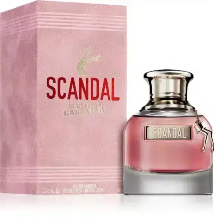 Un flacon « Jean Paul Gaultier Scandal Eau de Parfum pour femme 30 ml » repose élégamment à côté de son emballage rose chic. dakar, Sénégal