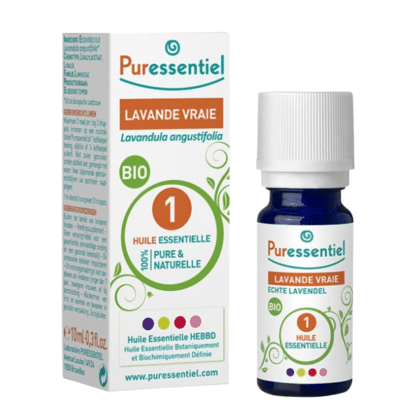 Un flacon de Puressentiel Huile Essentielle Lavande Vraie (Lavandula angustifolia) Bio 10 ml à côté de sa boîte d'Univers Cosmetix. Le texte sur l'emballage est en français, soulignant son prix pas cher et sa qualité exceptionnelle.