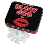 Une boîte intitulée "Blow Job Bonbons à la Menthe 30g" d'Univers Cosmetix, avec des morceaux de bonbons blancs en forme phallique qui débordent, met en avant des standards de qualité ludiques et ludiques.