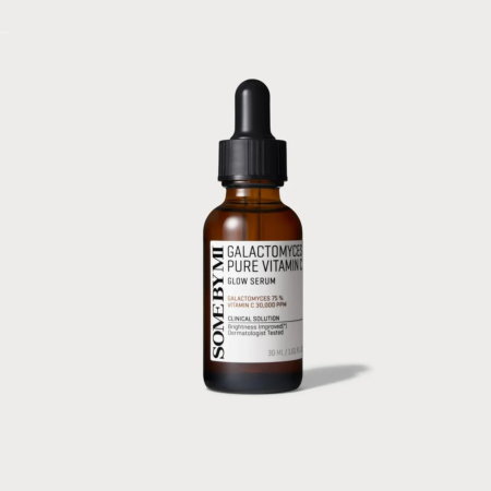 Un flacon de 30 ml de Some By Mi Galactomyces Pure Vitamin C Glow Sérum, doté d'un couvercle compte-gouttes pratique, se dresse élégamment sur un fond blanc.