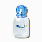 Un petit flacon transparent de Mustela Eau de soin Parfumée Musti Bébé Sans Alcool 50 ml avec un bouchon bleu, très apprécié au Sénégal pour sa qualité et son prix abordable.