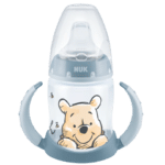 Un gobelet pour bébé avec des poignées bleu clair et une tasse d'apprentissage NUK Disney Winnie l'Ourson avec contrôle de la température 150 ml avec contrôle de la température, dessin de Winnie l'ourson sur le devant.