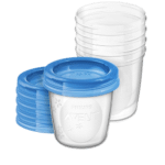Gobelets de conservation transparents empilés avec couvercles bleus, faisant partie d'un Philips Avent Lot de 5 Pots de Conservation et leurs Couvercles Vissables 180 ml, idéaux pour le stockage des aliments pour bébés ou du lait.