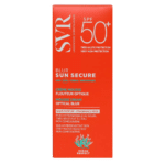 Un coffret rouge de SVR Sun Secure Blur Crème Mousse Flouteur SPF50 Sans Parfum 50 ml d'Univers Cosmetix offre une très haute protection solaire, sans parfum.