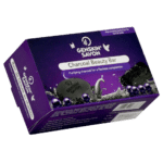 Une élégante boîte violette Genskin Savon de Beauté au Charbon de Bois Purifiant de 100 g présente des informations détaillées sur le produit et des images vives du savon aux côtés de morceaux de charbon de bois.