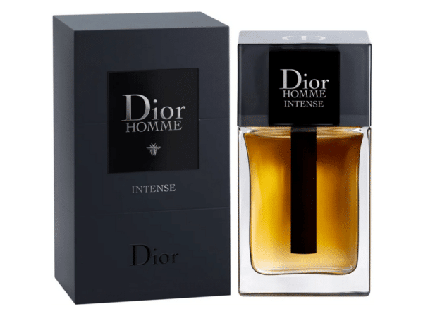 Un flacon de DIOR Dior Homme Intense Eau de Parfum pour homme 50 ml se dresse élégamment à côté de son packaging noir, mettant en valeur la qualité qu'Univers Cosmetix apporte au Sénégal.