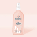 Un flacon vaporisateur Biolane Eau de Toilette Fraîcheur Sans Alcool 200 ml rose sur fond rose clair, mettant en valeur la qualité qui fait la renommée d'Univers Cosmetix.