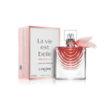 Un flacon d'eau de parfum pour femme Lancôme La Vie Est Belle Iris Absolu de 30 ml avec ruban rose, nommé « La Vie Est Belle », trône élégamment à côté de sa boîte d'emballage rose et blanche, incarnant la qualité qui fait la renommée d'Univers Cosmetix Sénégal.