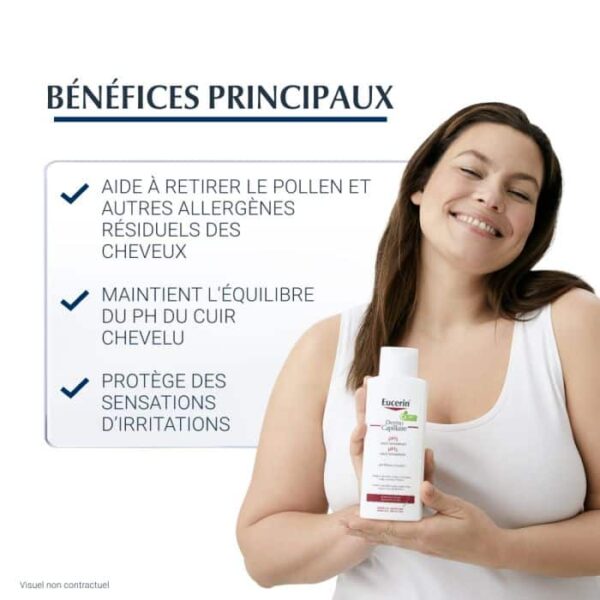 Une femme souriante tenant une bouteille de Eucerin Ph5 Shampooing Doux Dermo Capillaire 250 ml avec un texte en français soulignant les principaux bienfaits du produit et sa qualité.