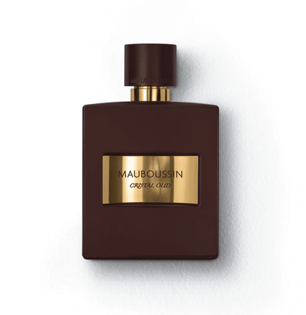 Flacon de parfum rectangulaire marron foncé avec une étiquette dorée indiquant "MAUBOUSSIN Cristal Oud L'Eau de Parfum 100 ml" et un bouchon marron assorti, une trouvaille exquise d'Univers Cosmetix Sénégal, parfaite pour ceux qui recherchent le luxe sans se ruiner.