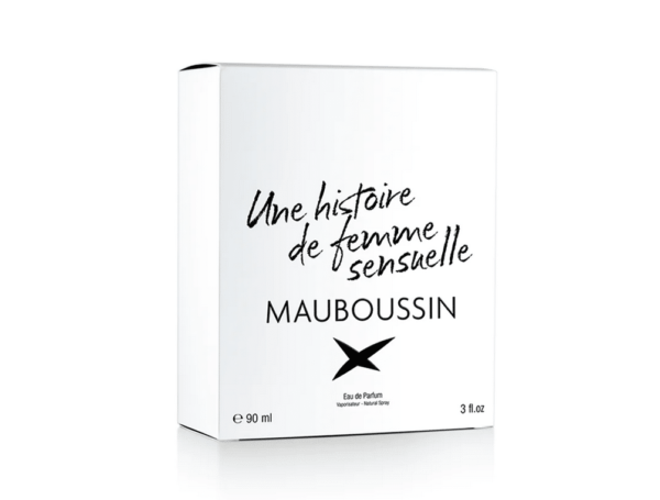Coffret blanc de MAUBOUSSIN Une Histoire de Femme Sensuelle L'Eau de Parfum 90 ml avec le texte français "Une histoire de femme sensuelle", un logo oiseau noir au centre et un air du charme vibrant de Dakar.