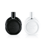 Deux flacons de parfum, un noir et un blanc, avec un symbole « X » embossé sur leurs surfaces arrondies, capturent l'élégance du duo coffret MAUBOUSSIN Parfums une histoire.