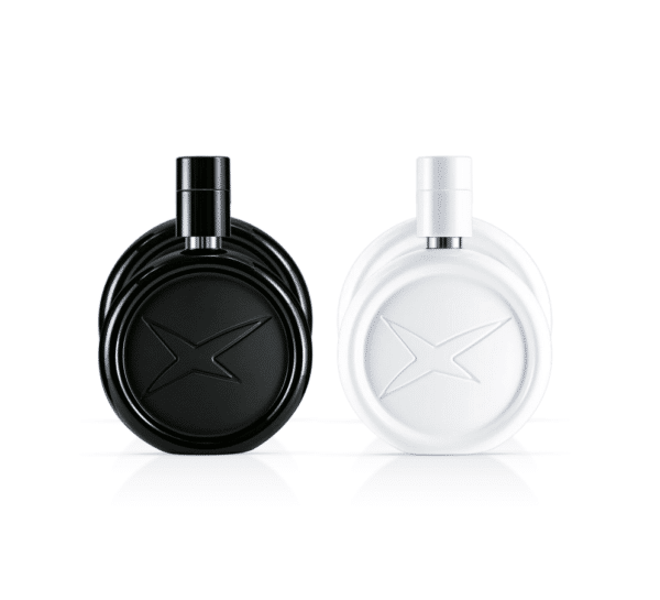 Deux flacons de parfum, un noir et un blanc, avec un symbole « X » embossé sur leurs surfaces arrondies, capturent l'élégance du duo coffret MAUBOUSSIN Parfums une histoire.