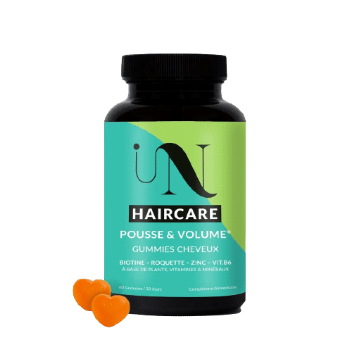 Une bouteille de In HairCare Gélules Cure Pousse Et Volume Cheveux Biotine, Zinc 60 Gélules, un produit populaire d'Univers Cosmetix Sénégal, avec deux gummies orange en forme de cœur devant.