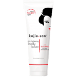 Un tube de Kojie San Lait Unifiant Corps 200 ml, avec une illustration d'un visage de femme sur le packaging, désormais disponible chez Univers Cosmetix. Faites l’expérience de soins de qualité qui sont également pas cher.