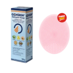 Coffret Genskin Crème Émolliente à La Vitamine E, 250 g + Serviette OFFERTE à côté d'un tampon gommant visage en silicone rose avec une étiquette « Produit Offert », mettant en valeur la qualité qu'Univers Cosmetix apporte à Dakar.