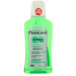 Un flacon de Fluocaril Bi Fluoré Bain de Bouche Menthe 300 ml au liquide vert et saveur menthe, disponible chez Univers Cosmetix Dakar. L'étiquette est en français et c'est pas cher.