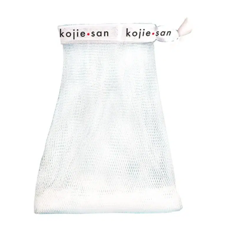 Pochette à savon en filet avec cordon de serrage blanc et inscription « Kojie San Filet Éponge de bain 1 Pièce » répétée le long du bord supérieur. dakar, Sénégal