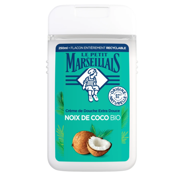 Flacon de crème de douche au design noix de coco et accents verts, étiqueté « Le Petit Marseillais Douche Crème Hydratante au Beurre de Coco », 250 ml.