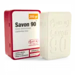 Le Savon 90 Savon Éclaircissant 200g HT26 est présenté dans un emballage rouge et blanc, avec une barre de savon blanche avec un texte en relief.
 dakar, Sénégal