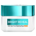 Un pot de 50 ml de crème hydratante aux taches sombres à la niacinamide Bright Reveal de L’Oréal, doté d’un couvercle turquoise et d’un contenant blanc avec SPF 50. dakar, Sénégal