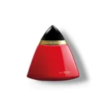 Un flacon triangulaire rouge de Mauboussin In Red Eau de Parfum 100 ml, doté d'un bouchon noir et d'une bande dorée avec le texte "MAUBOUSSIN in RED" sur le devant. dakar, Sénégal