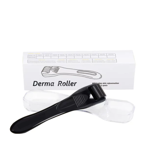 Derma roller Black Avocado Bee avec boîtier en plastique et boîte d'emballage blanche en arrière-plan étiquetée "Rouleau Derma à 540 aiguilles Pour Visage Taille de 0,2 à 2,5 mm. dakar, Sénégal