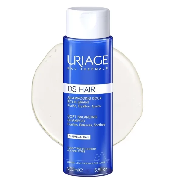 Une bouteille bleue de Uriage DS Hair Shampooing Apaisant Doux Équilibrant Soins Peaux Irritées et Sensibles 200 ml, avec un peu de shampoing renversé derrière. dakar, Sénégal