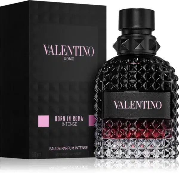 L'Eau de Parfum Intense Uomo Valentino Born In Roma 50 ml arbore un superbe emballage noir orné d'un texte rose, avec un motif en losange. dakar, Sénégal