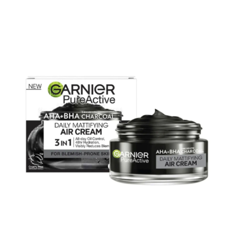 Image de Garnier SkinActive AHA+BHA Crème matifiante pour le visage 3 en 1 au charbon 50 ml, avec l'élégant pot noir et blanc à côté de sa boîte.