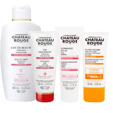 Le coffret sophistiqué Château Rouge Anti-Tache Et Éclat du Teint contient parfaitement quatre produits de soin du Laboratoire Château Rouge, dont une lotion, un gel, une crème et un fluide, disposés côte à côte. dakar, Sénégal