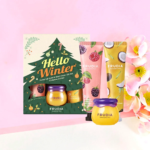 Le Coffret Cadeau Baume Lèvres Miel et 2 Crème Mains Édition Hello Winter Christmas de Frudia comprend un Baume à Lèvres Miel et deux Crèmes Mains, le tout joliment présenté dans un emballage vibrant orné de charmantes décorations florales. dakar, Sénégal