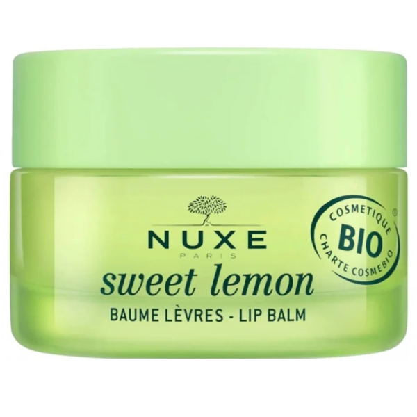 Un pot vert de Nuxe Sweet Lemon Baume Lèvres Bio 15 g affiche fièrement l'étiquette « Cosmétique Bio », avec le texte du produit en français et en anglais. dakar, Sénégal