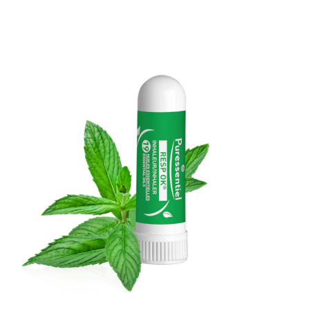 Un Puressentiel Inhaleur Respiratoire 1 ml de couleur verte est placé à côté de feuilles de menthe sur un fond blanc épuré. dakar, Sénégal