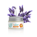 Un pot de Puressentiel Baume Calmant Articulations & Muscles 30 ml avec des fleurs de lavande violettes en fond.