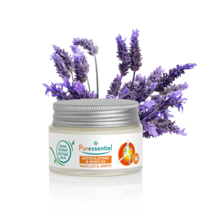 Un pot de Puressentiel Baume Calmant Articulations & Muscles 30 ml avec des fleurs de lavande violettes en fond.