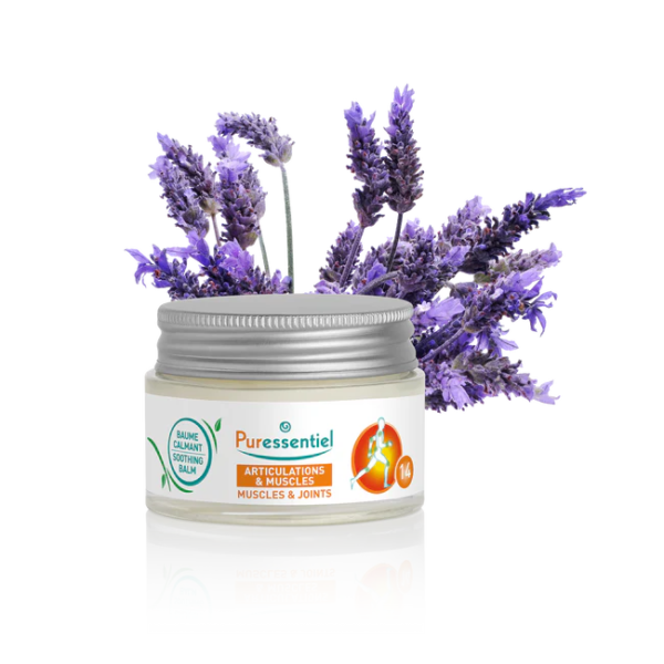 Un pot de Puressentiel Baume Calmant Articulations & Muscles 30 ml avec des fleurs de lavande violettes en fond.