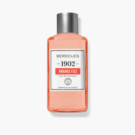 Un flacon de Berdoues Eau de Cologne Orange Fizz 125 ml doté d'un bouchon argenté et d'une étiquette transparente sur fond blanc, incarnant parfaitement l'élégance de Berdoues Eau.