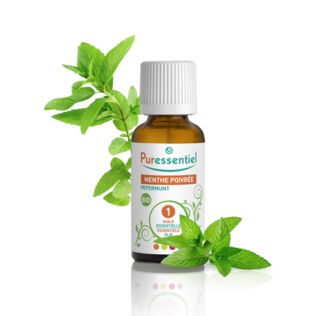 Un flacon de Puressentiel Huile Essentielle Menthe Poivrée BIO 30 ml entouré de feuilles de menthe poivrée. dakar, Sénégal