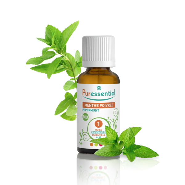 Un flacon de Puressentiel Huile Essentielle Menthe Poivrée BIO 30 ml entouré de feuilles de menthe poivrée. dakar, Sénégal